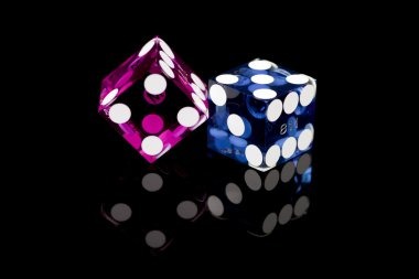 Live dealer rolling two dice in Dadu Online game